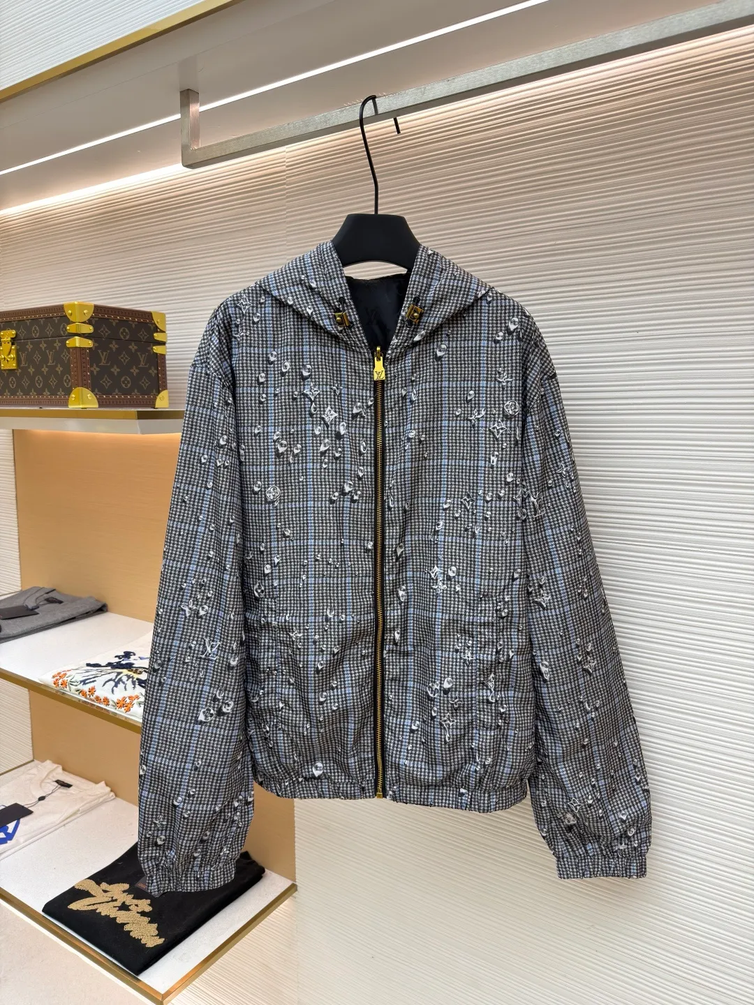 LOUIS VUITTON double-sided hooded raindrop printed windproof jacket ●Original version: 23999 purchase and development ●Item number: 1681911-B40 ●Fabric: nylon fabric ●Technology: printing production ●Color: gray ●Version: fitted version ●Weight: about 460 grams ●Size: S-M-L-XL ●Description: This lightweight double-sided windproof jacket presents two different styles: a vivid Monogram Waterdrop on one side The print consists of playful Monogram logos raining down on elegant Prince of Wales check. The other side is a timeless dark color, complemented by a subtle monogram jacquard in the same color. Easy to store, it's the perfect choice for a cozy weekend in the countryside or a rainy stroll in the city. Body: 100% polyester; Lining: 100% nylon; Other: 100% cotton, Drawstring hood Elasticized cuffs and hem Logo printed at outer side, jacquard logo pattern at inner side Zip at front Trim pockets. The overall wiring is straight and delicate, the fabric is comfortable and soft, and the color is consistent without color difference. It can be matched with the same style to create a fashionable look and control various occasions. Customized accessories, complete with three standards, same style for men and women!